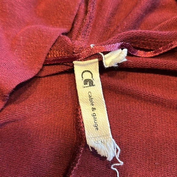 Sweatshirt with grommets - Picture 3 of 6